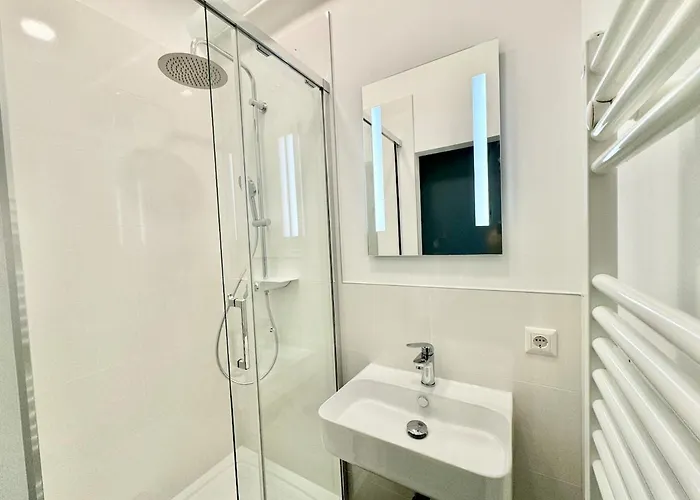 Stylish & Renovated With Free Parking Apartment