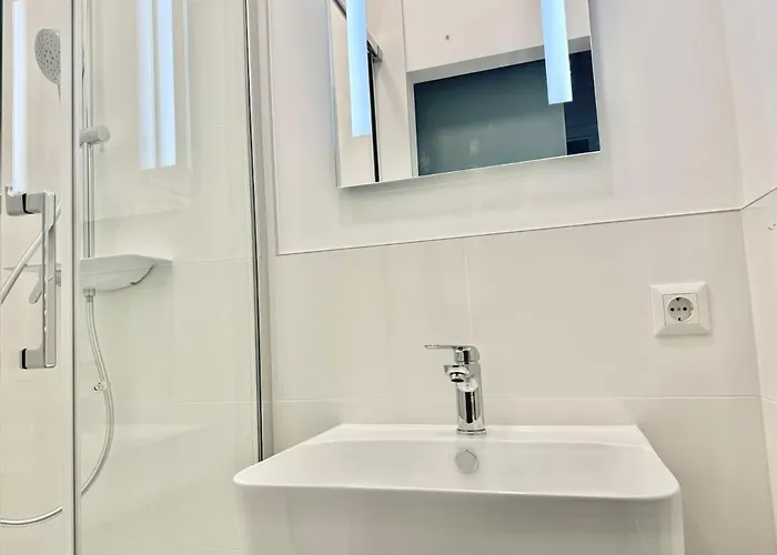 Stylish & Renovated With Free Parking Apartment