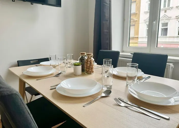 Stylish & Renovated With Free Parking Apartment *