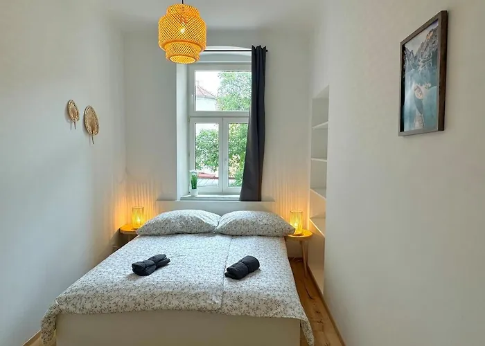 Stylish & Renovated With Free Parking *